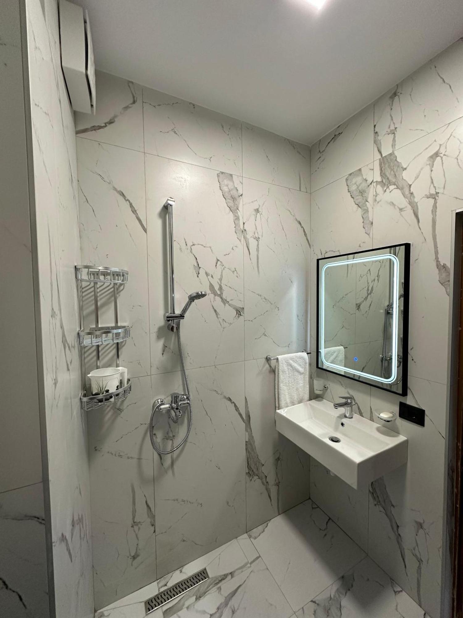 Central Haven Tiranë Luaran gambar